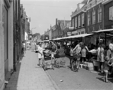 850393 Gezicht in de Benschopperstraat te IJsselstein, met de warenmarkt.